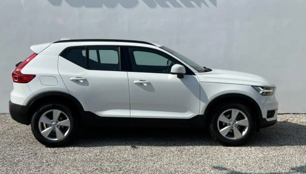 Left hand drive VOLVO XC 40 T2 Geartronic Momentum Core